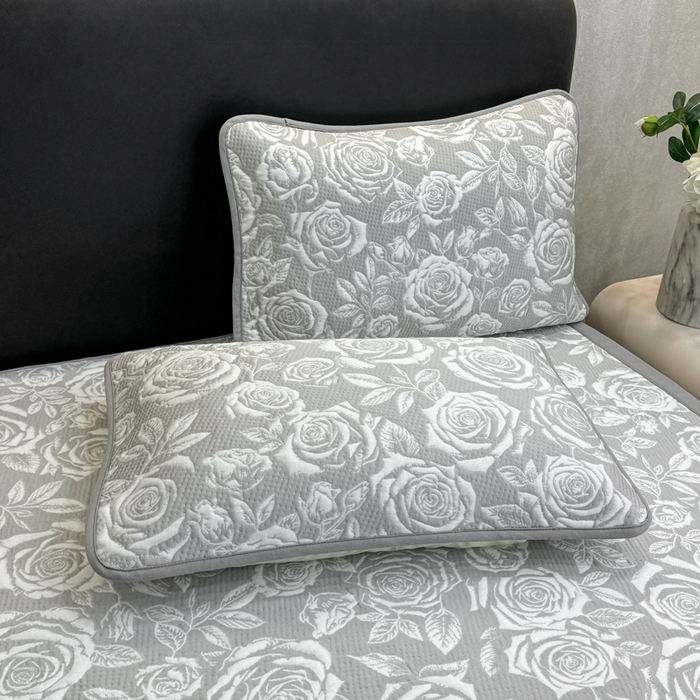 91家纺网 家纺一手货源 找家纺 伊人坊 2026新款A类550克凉感提花值过0.21冰豆豆家用凉席子三件套夏季---凉席款 玫瑰-灰