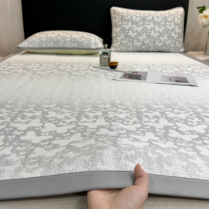 91家纺网 家纺一手货源 找家纺 伊人坊 2026新款A类550克凉感提花值过0.21冰豆豆家用凉席子三件套夏季---凉席款 花蝴蝶-灰