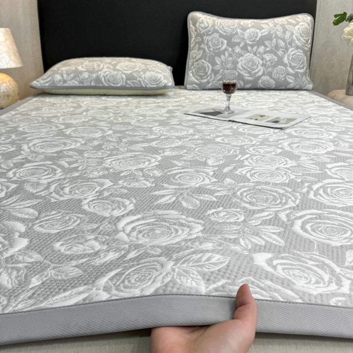 91家纺网 家纺一手货源 找家纺 伊人坊 2026新款A类550克凉感提花值过0.21冰豆豆家用凉席子三件套夏季---凉席款 玫瑰-灰