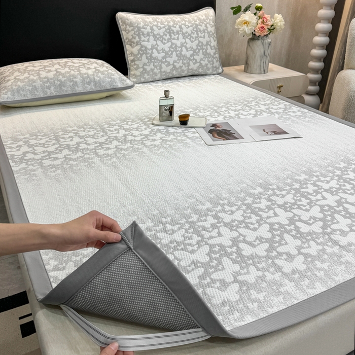 91家纺网 家纺一手货源 找家纺 伊人坊 2026新款A类550克凉感提花值过0.21冰豆豆家用凉席子三件套夏季---凉席款 花蝴蝶-灰