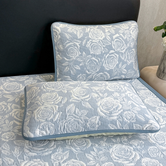 91家纺网 家纺一手货源 找家纺 伊人坊 2026新款A类550克凉感提花值过0.21冰豆豆家用凉席子三件套夏季---凉席款 玫瑰-蓝