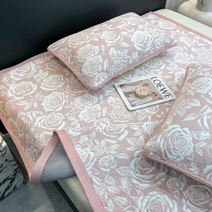 91家纺网 家纺一手货源 找家纺 伊人坊 2026新款A类550克凉感提花值过0.21冰豆豆家用凉席子三件套夏季---凉席款 玫瑰-粉