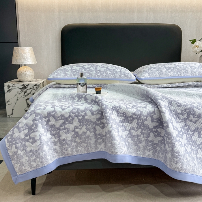 91家纺网 家纺一手货源 找家纺 伊人坊 2026新款A类550克凉感提花值过0.21冰豆豆家用凉席子三件套夏季---凉席款 花蝴蝶-蓝紫