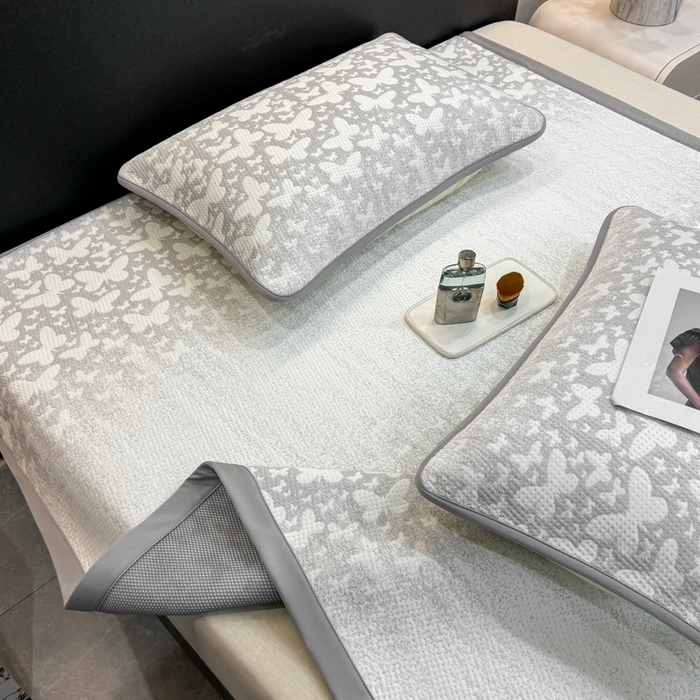 91家纺网 家纺一手货源 找家纺 伊人坊 2026新款A类550克凉感提花值过0.21冰豆豆家用凉席子三件套夏季---凉席款 花蝴蝶-灰