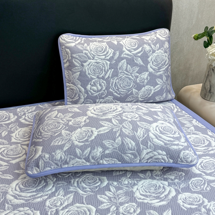 91家纺网 家纺一手货源 找家纺 伊人坊 2026新款A类550克凉感提花值过0.21冰豆豆家用凉席子三件套夏季---凉席款 玫瑰-蓝紫