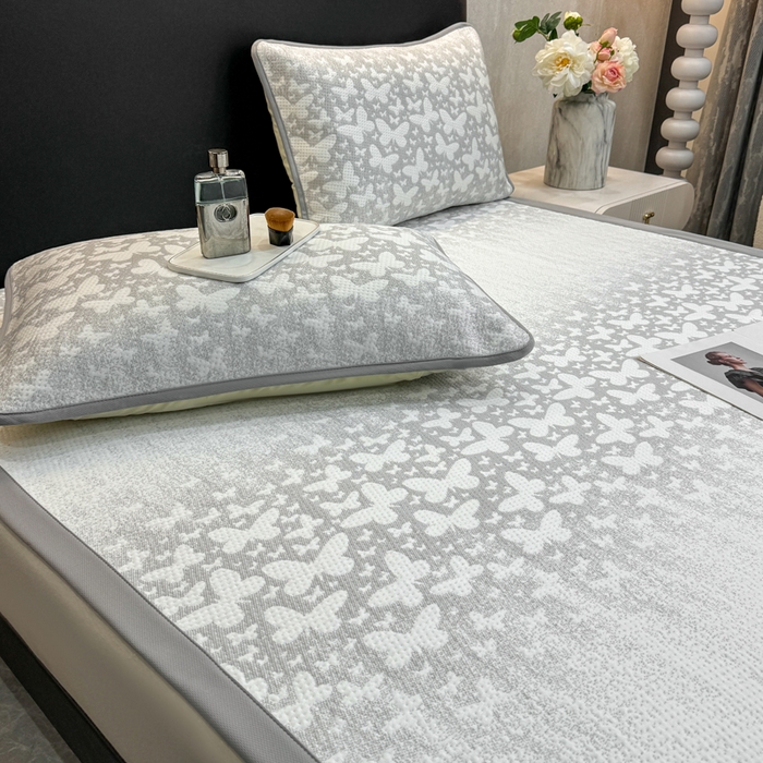 91家纺网 家纺一手货源 找家纺 伊人坊 2026新款A类550克凉感提花值过0.21冰豆豆家用凉席子三件套夏季---凉席款 花蝴蝶-灰