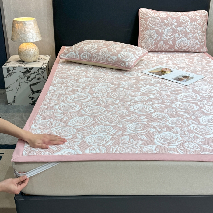 91家纺网 家纺一手货源 找家纺 伊人坊 2026新款A类550克凉感提花值过0.21冰豆豆家用凉席子三件套夏季---凉席款 玫瑰-粉