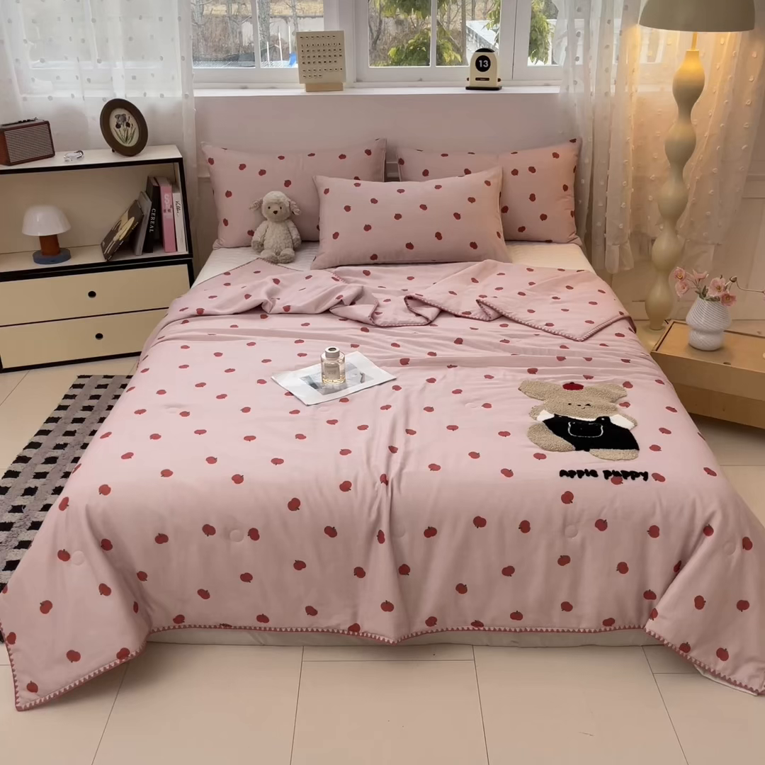 91家纺网 家纺一手货源 找家纺 一加一 2026新款全棉双层纱卡通毛巾绣大豆夏被夏凉被空调被-卡通生活 苹果小狗