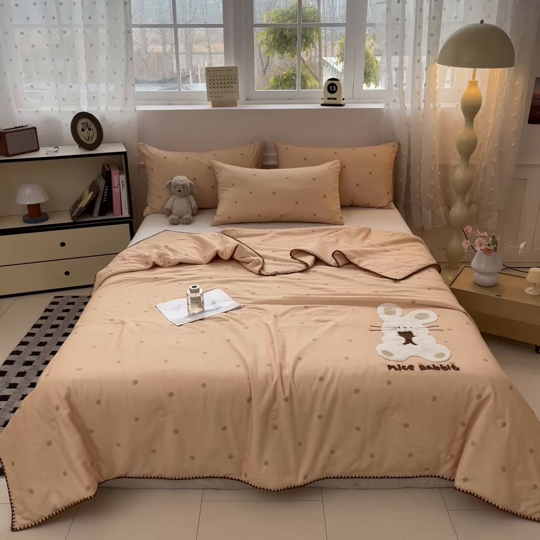 91家纺网 家纺一手货源 找家纺 一加一 2026新款全棉双层纱卡通毛巾绣大豆夏被夏凉被空调被-卡通生活 抱熊小兔