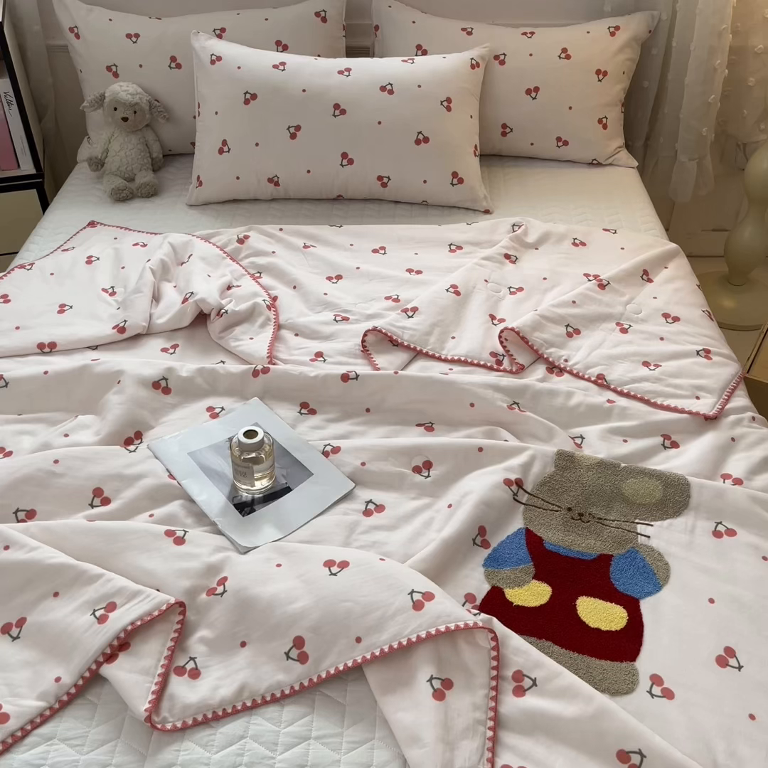 91家纺网 家纺一手货源 找家纺 一加一 2026新款全棉双层纱卡通毛巾绣大豆夏被夏凉被空调被-卡通生活 樱桃小兔