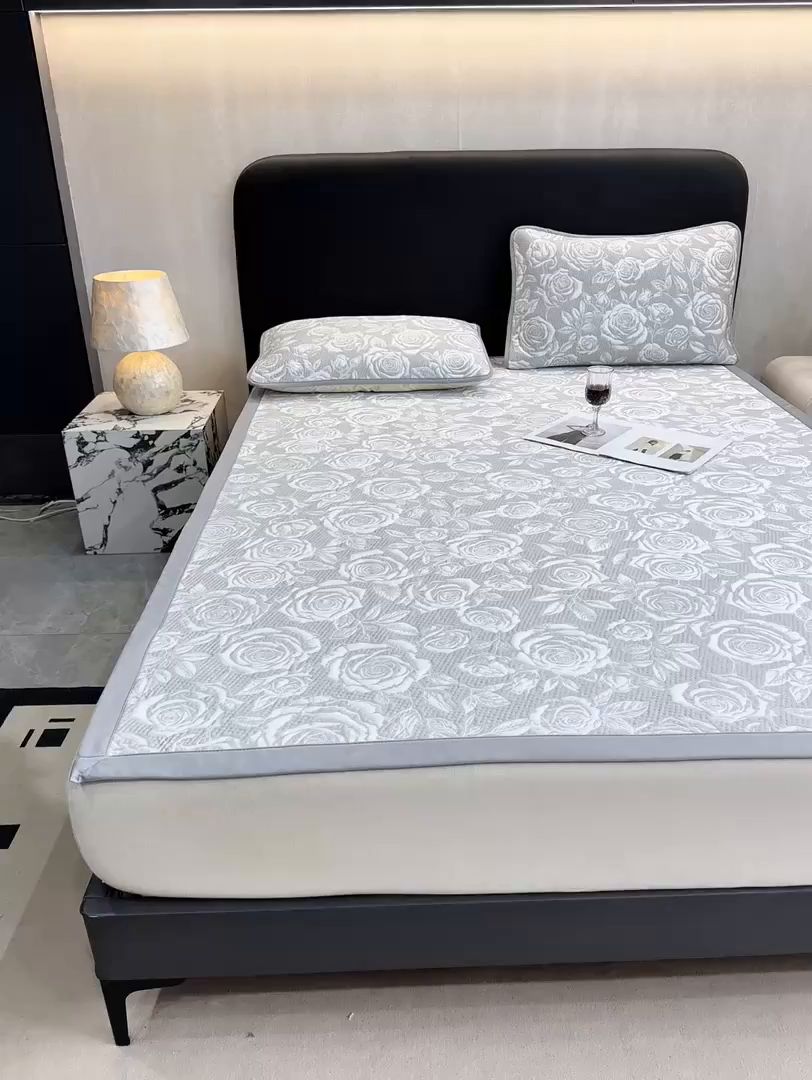 91家纺网 家纺一手货源 找家纺 伊人坊 2026新款A类550克凉感提花值过0.21冰豆豆家用凉席子三件套夏季---凉席款 玫瑰-灰