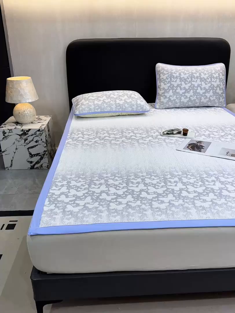 91家纺网 家纺一手货源 找家纺 伊人坊 2026新款A类550克凉感提花值过0.21冰豆豆家用凉席子三件套夏季---凉席款 花蝴蝶-蓝紫