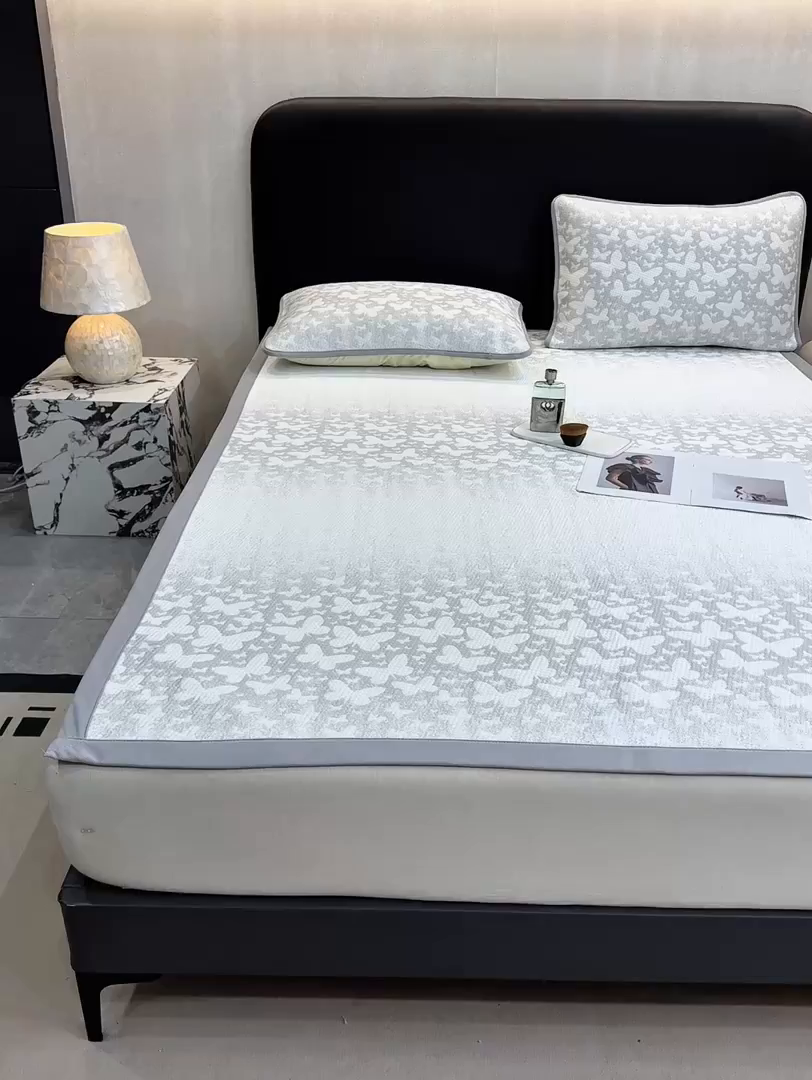 91家纺网 家纺一手货源 找家纺 伊人坊 2026新款A类550克凉感提花值过0.21冰豆豆家用凉席子三件套夏季---凉席款 花蝴蝶-灰