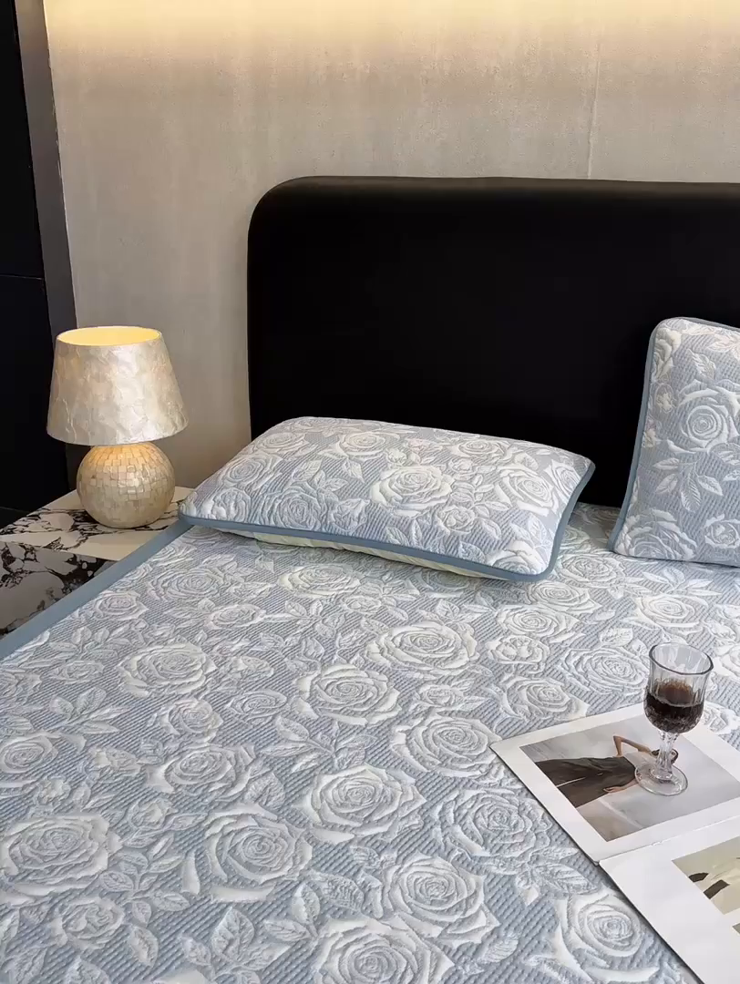 91家纺网 家纺一手货源 找家纺 伊人坊 2026新款A类550克凉感提花值过0.21冰豆豆家用凉席子三件套夏季---凉席款 玫瑰-蓝