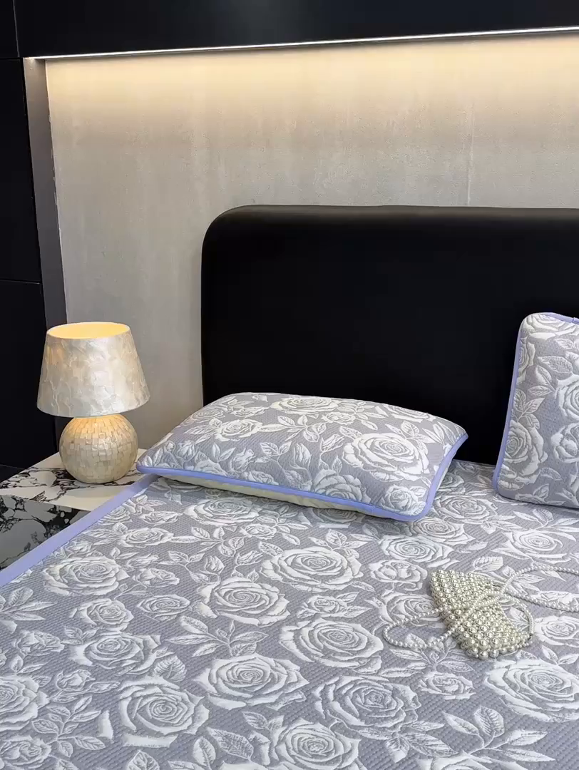 91家纺网 家纺一手货源 找家纺 伊人坊 2026新款A类550克凉感提花值过0.21冰豆豆家用凉席子三件套夏季---凉席款 玫瑰-蓝紫