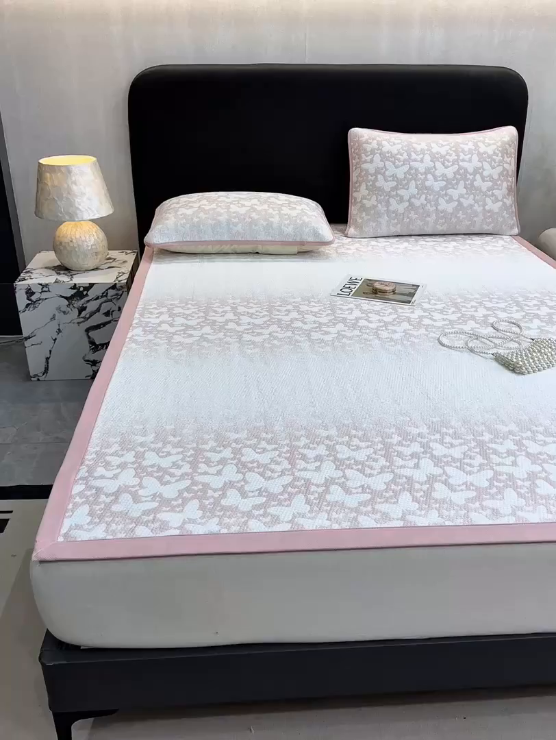 91家纺网 家纺一手货源 找家纺 伊人坊 2026新款A类550克凉感提花值过0.21冰豆豆家用凉席子三件套夏季---凉席款 花蝴蝶-粉