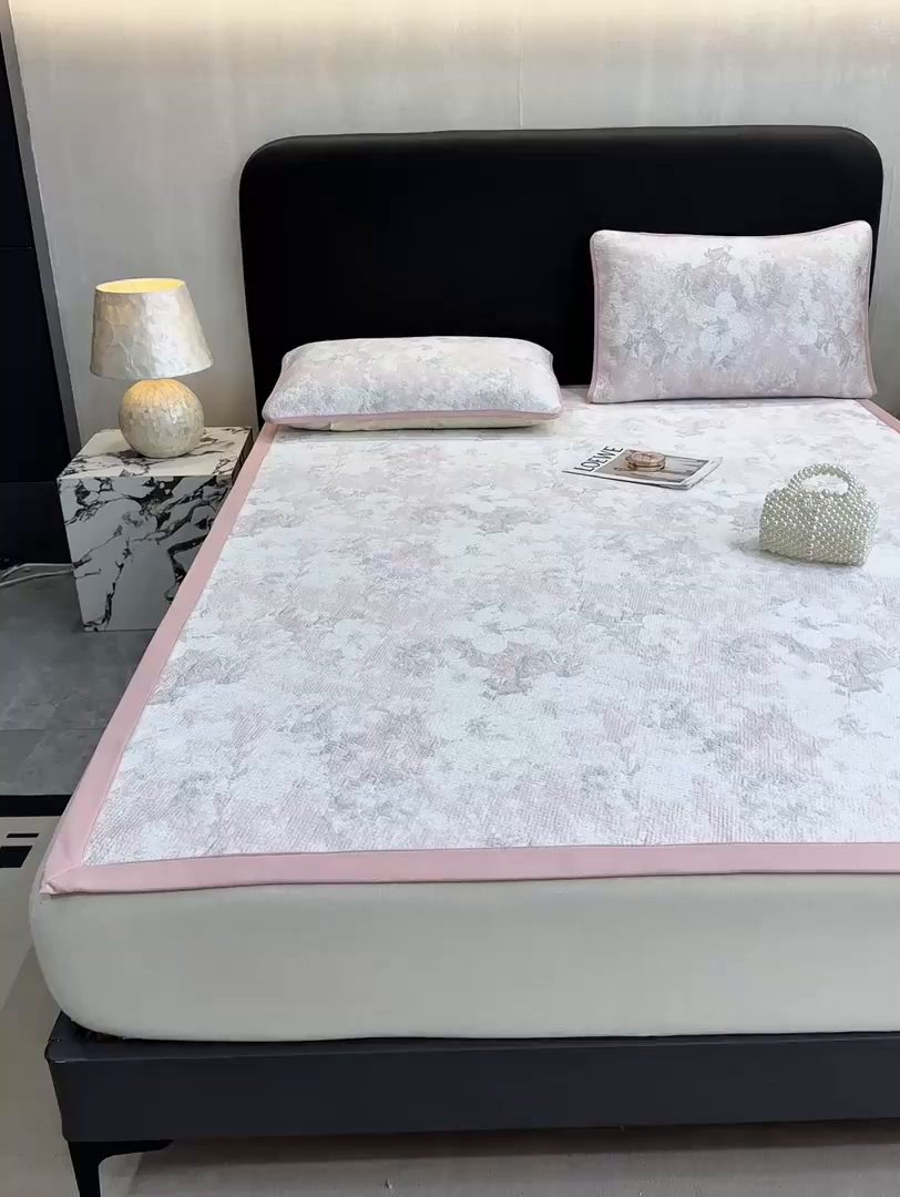 91家纺网 家纺一手货源 找家纺 伊人坊 2026新款A类550克凉感提花值过0.21冰豆豆家用凉席子三件套夏季---凉席款 繁花-粉