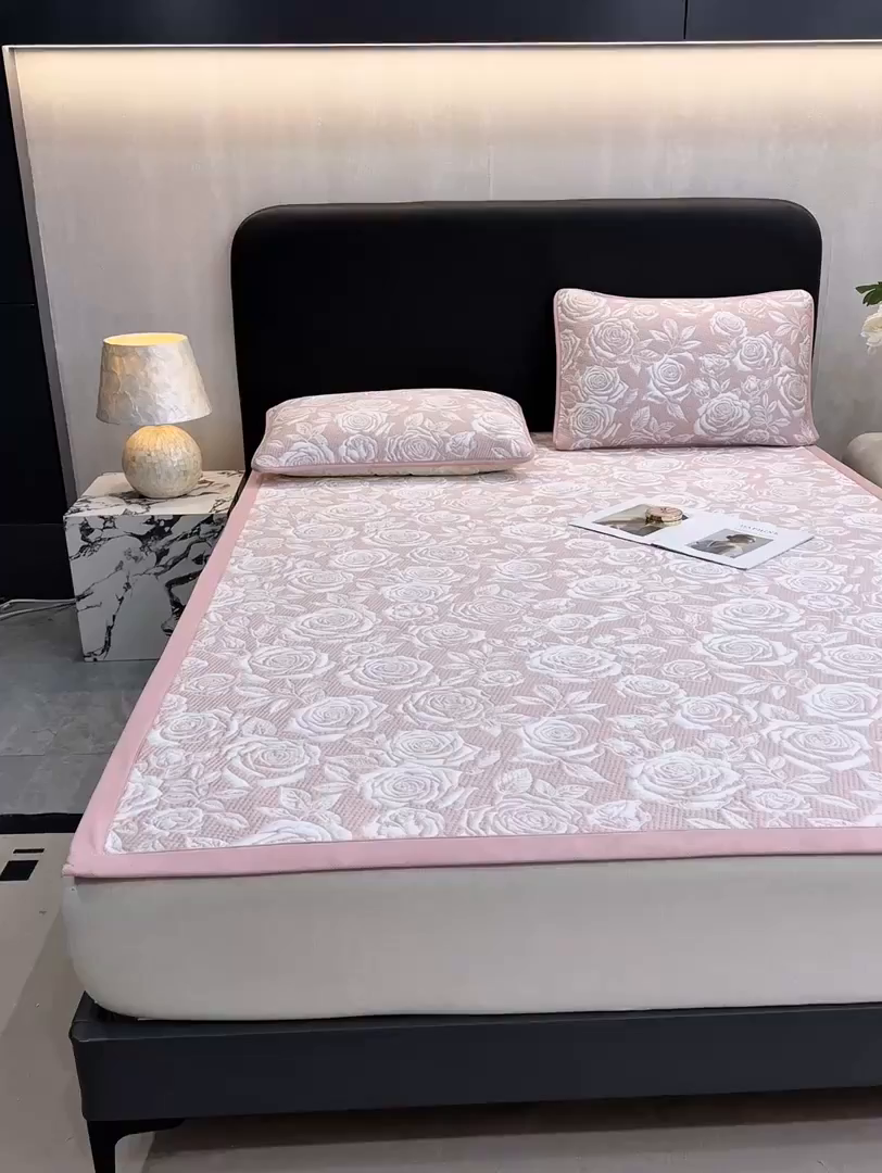 91家纺网 家纺一手货源 找家纺 伊人坊 2026新款A类550克凉感提花值过0.21冰豆豆家用凉席子三件套夏季---凉席款 玫瑰-粉