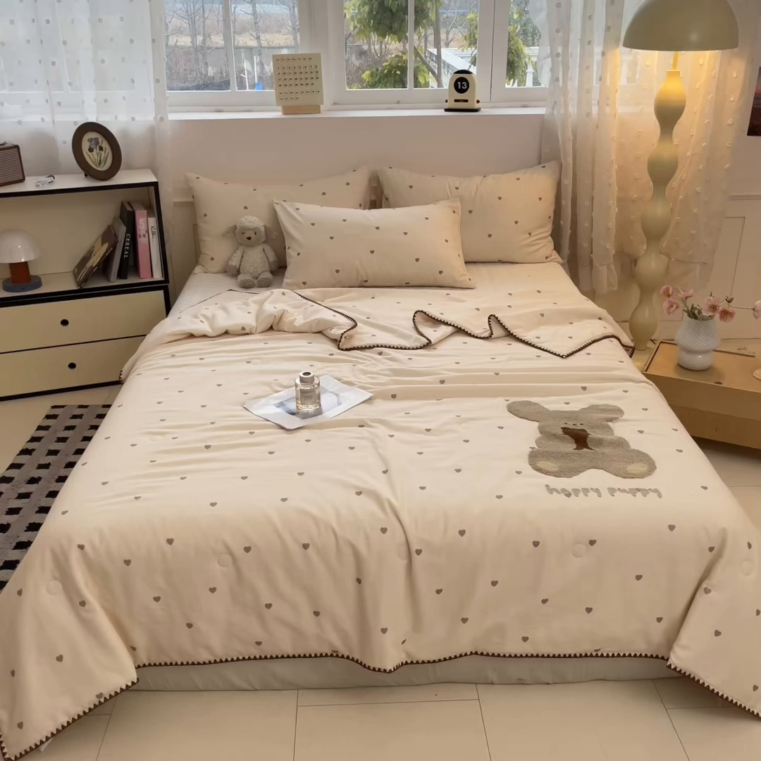 91家纺网 家纺一手货源 找家纺 一加一 2026新款全棉双层纱卡通毛巾绣大豆夏被夏凉被空调被-卡通生活 抱熊小狗