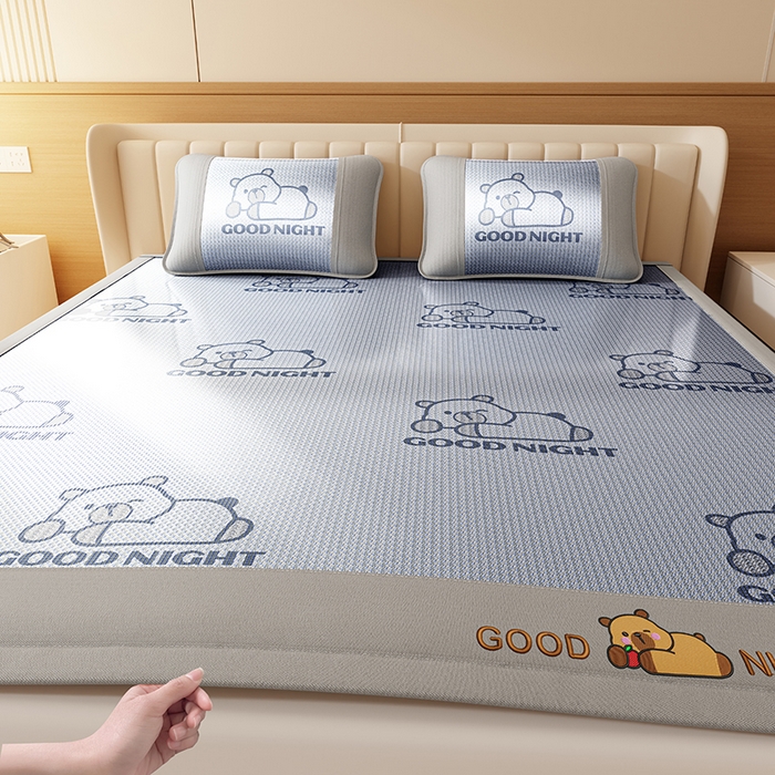 91家纺网 家纺一手货源 找家纺 （总）福来临家纺 2026新款卡皮巴拉小熊款冰藤刺绣凉感席席子凉席-床席款