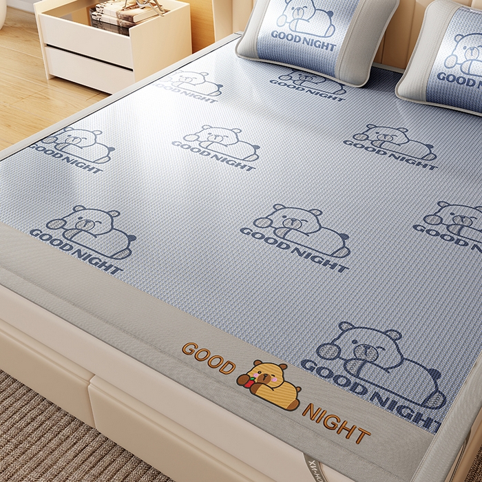 91家纺网 家纺一手货源 找家纺 （总）福来临家纺 2026新款卡皮巴拉小熊款冰藤刺绣凉感席席子凉席-床席款