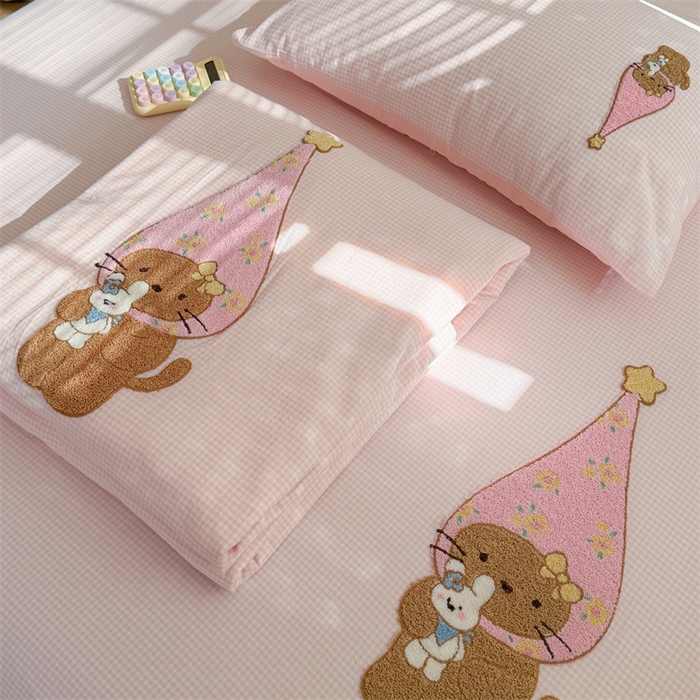 91家纺网 家纺一手货源 找家纺 暖生活 2026新款全棉水洗棉毛巾绣夏被春秋被四件套 KT日记