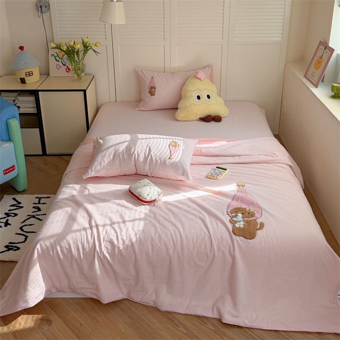 91家纺网 家纺一手货源 找家纺 暖生活 2026新款全棉水洗棉毛巾绣夏被春秋被四件套 KT日记