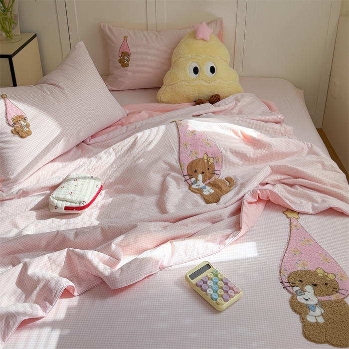 91家纺网 家纺一手货源 找家纺 暖生活 2026新款全棉水洗棉毛巾绣夏被春秋被四件套 KT日记