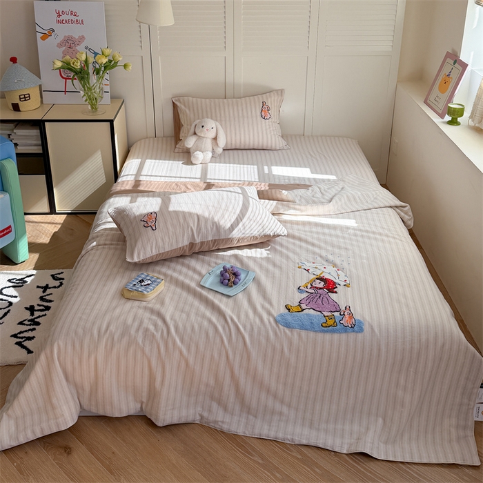 91家纺网 家纺一手货源 找家纺 暖生活 2026新款全棉水洗棉毛巾绣夏被春秋被四件套 下雨天