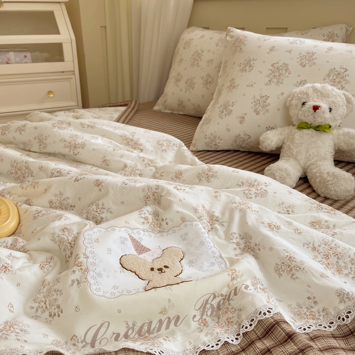 91家纺网 家纺一手货源 找家纺 梵克保罗 2026春夏新款10A抗菌全棉花边双拼云朵棉单夏被夏被夏凉被空调被四件套 双拼咖格-花田小熊