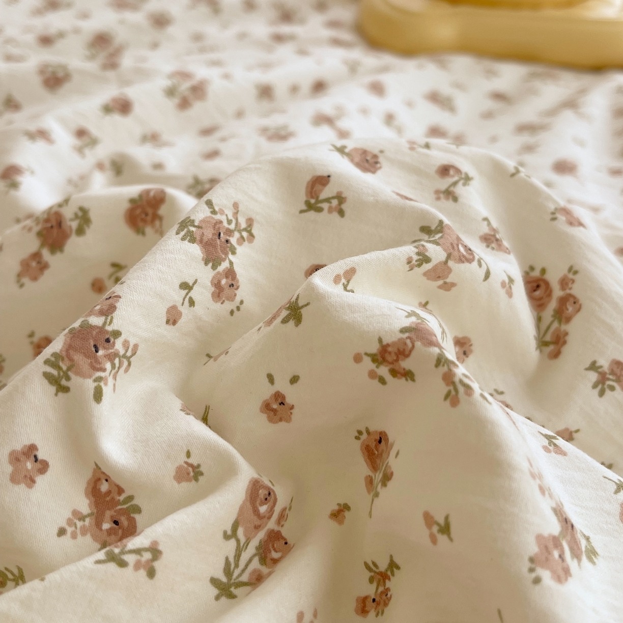 91家纺网 家纺一手货源 找家纺 梵克保罗 2026春夏新款10A抗菌全棉花边双拼云朵棉单夏被夏被夏凉被空调被四件套 双拼咖格-玫瑰小熊