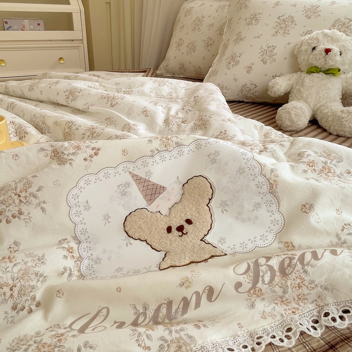 91家纺网 家纺一手货源 找家纺 梵克保罗 2026春夏新款10A抗菌全棉花边双拼云朵棉单夏被夏被夏凉被空调被四件套 双拼咖格-花田小熊