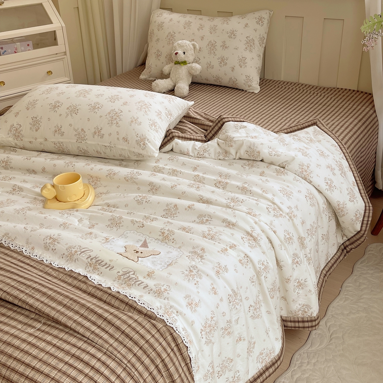 91家纺网 家纺一手货源 找家纺 梵克保罗 2026春夏新款10A抗菌全棉花边双拼云朵棉单夏被夏被夏凉被空调被四件套 双拼咖格-花田小熊