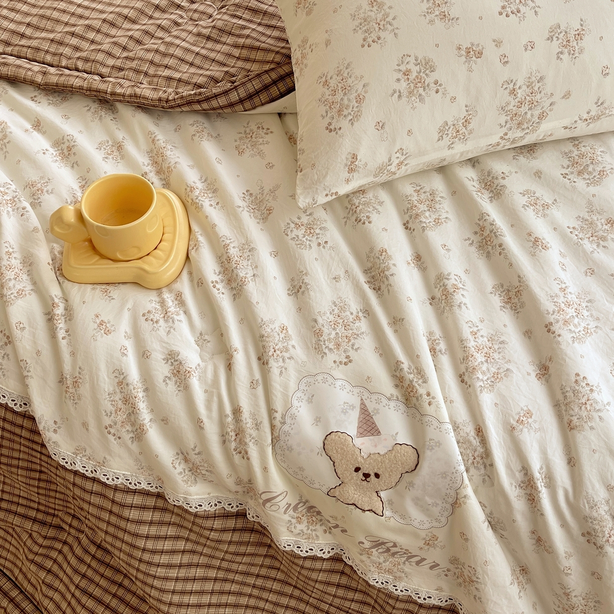 91家纺网 家纺一手货源 找家纺 梵克保罗 2026春夏新款10A抗菌全棉花边双拼云朵棉单夏被夏被夏凉被空调被四件套 双拼咖格-花田小熊