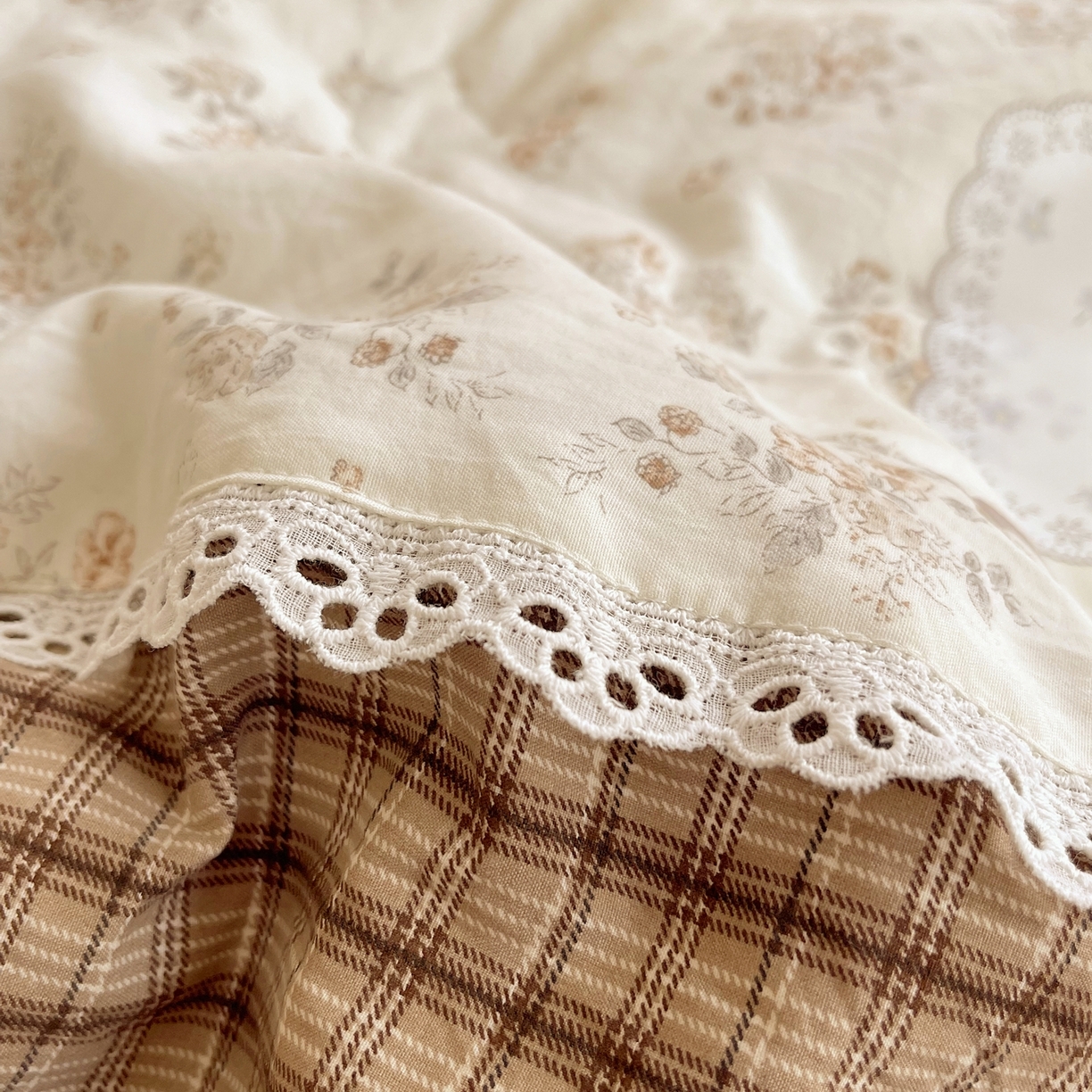 91家纺网 家纺一手货源 找家纺 梵克保罗 2026春夏新款10A抗菌全棉花边双拼云朵棉单夏被夏被夏凉被空调被四件套 双拼咖格-花田小熊