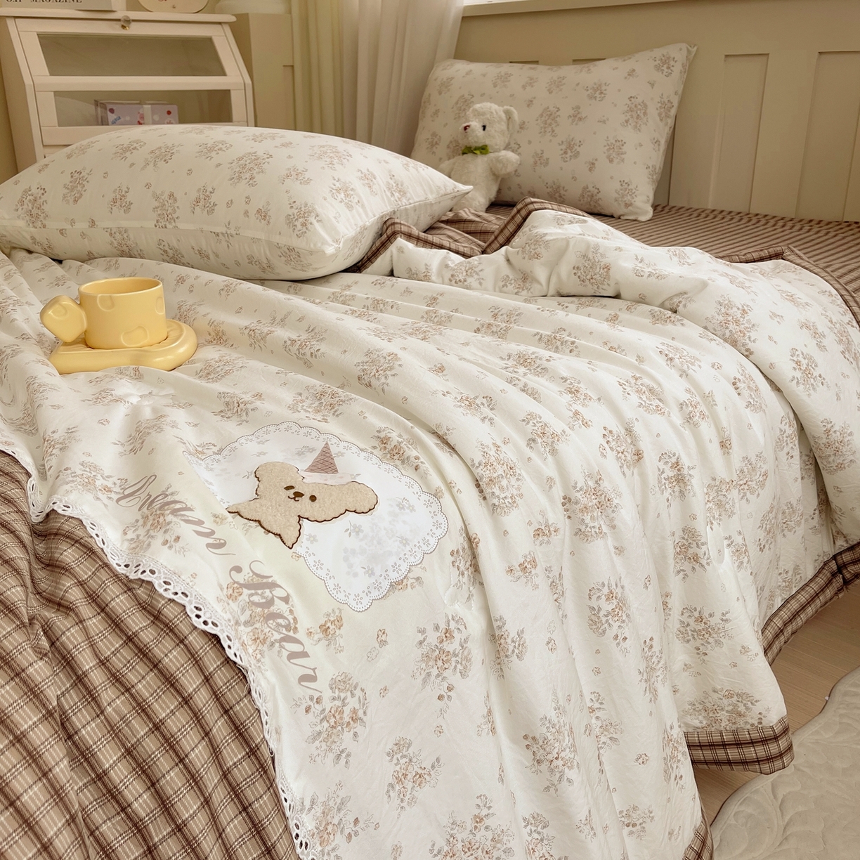 91家纺网 家纺一手货源 找家纺 梵克保罗 2026春夏新款10A抗菌全棉花边双拼云朵棉单夏被夏被夏凉被空调被四件套 双拼咖格-花田小熊