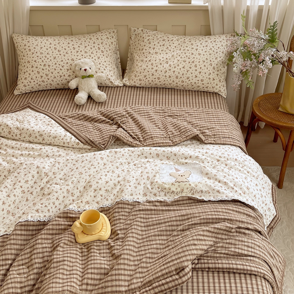 91家纺网 家纺一手货源 找家纺 梵克保罗 2026春夏新款10A抗菌全棉花边双拼云朵棉单夏被夏被夏凉被空调被四件套 双拼咖格-玫瑰小熊