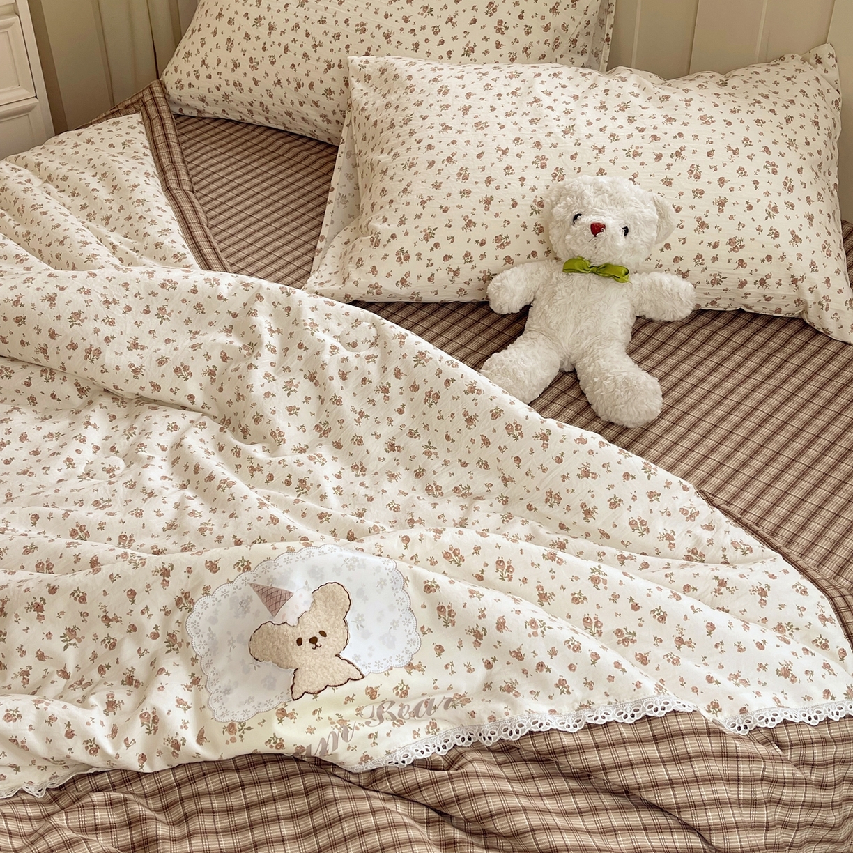 91家纺网 家纺一手货源 找家纺 梵克保罗 2026春夏新款10A抗菌全棉花边双拼云朵棉单夏被夏被夏凉被空调被四件套 双拼咖格-玫瑰小熊