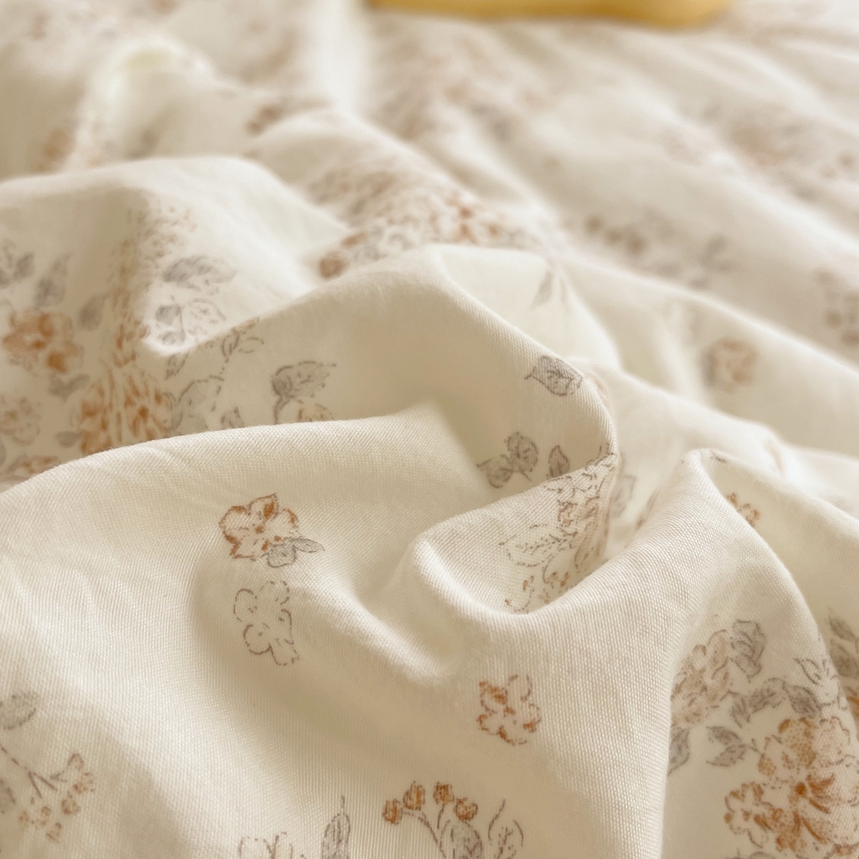 91家纺网 家纺一手货源 找家纺 梵克保罗 2026春夏新款10A抗菌全棉花边双拼云朵棉单夏被夏被夏凉被空调被四件套 双拼咖格-花田小熊