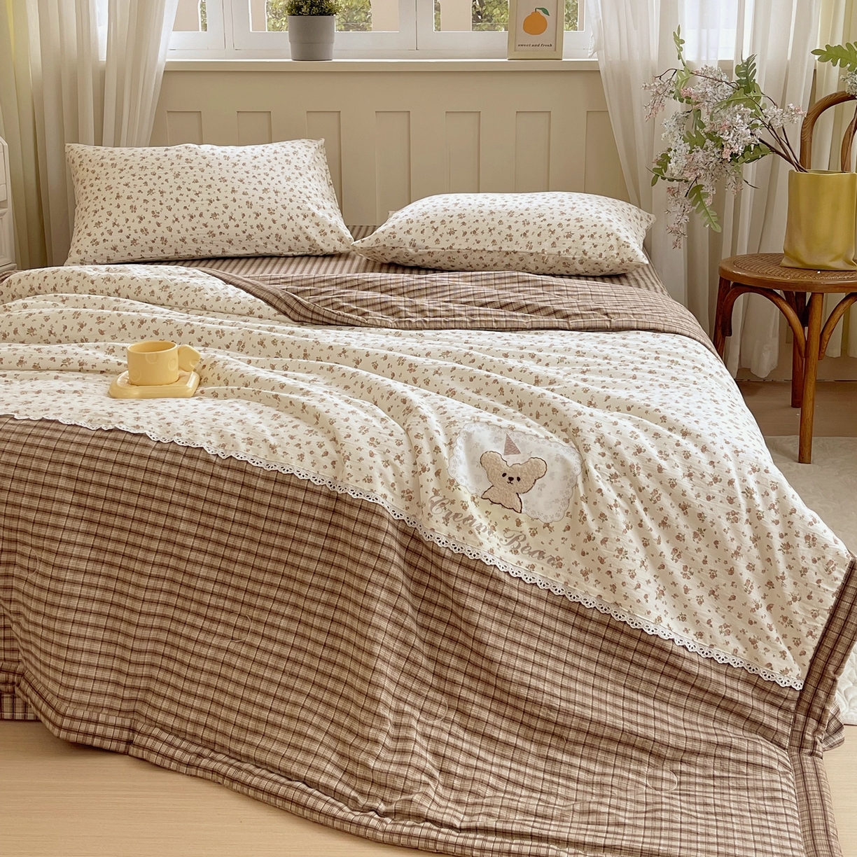 91家纺网 家纺一手货源 找家纺 梵克保罗 2026春夏新款10A抗菌全棉花边双拼云朵棉单夏被夏被夏凉被空调被四件套 双拼咖格-玫瑰小熊