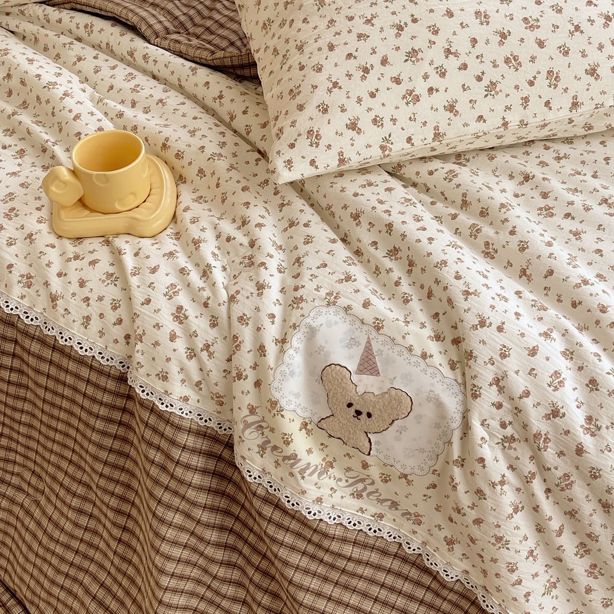 91家纺网 家纺一手货源 找家纺 梵克保罗 2026春夏新款10A抗菌全棉花边双拼云朵棉单夏被夏被夏凉被空调被四件套 双拼咖格-玫瑰小熊