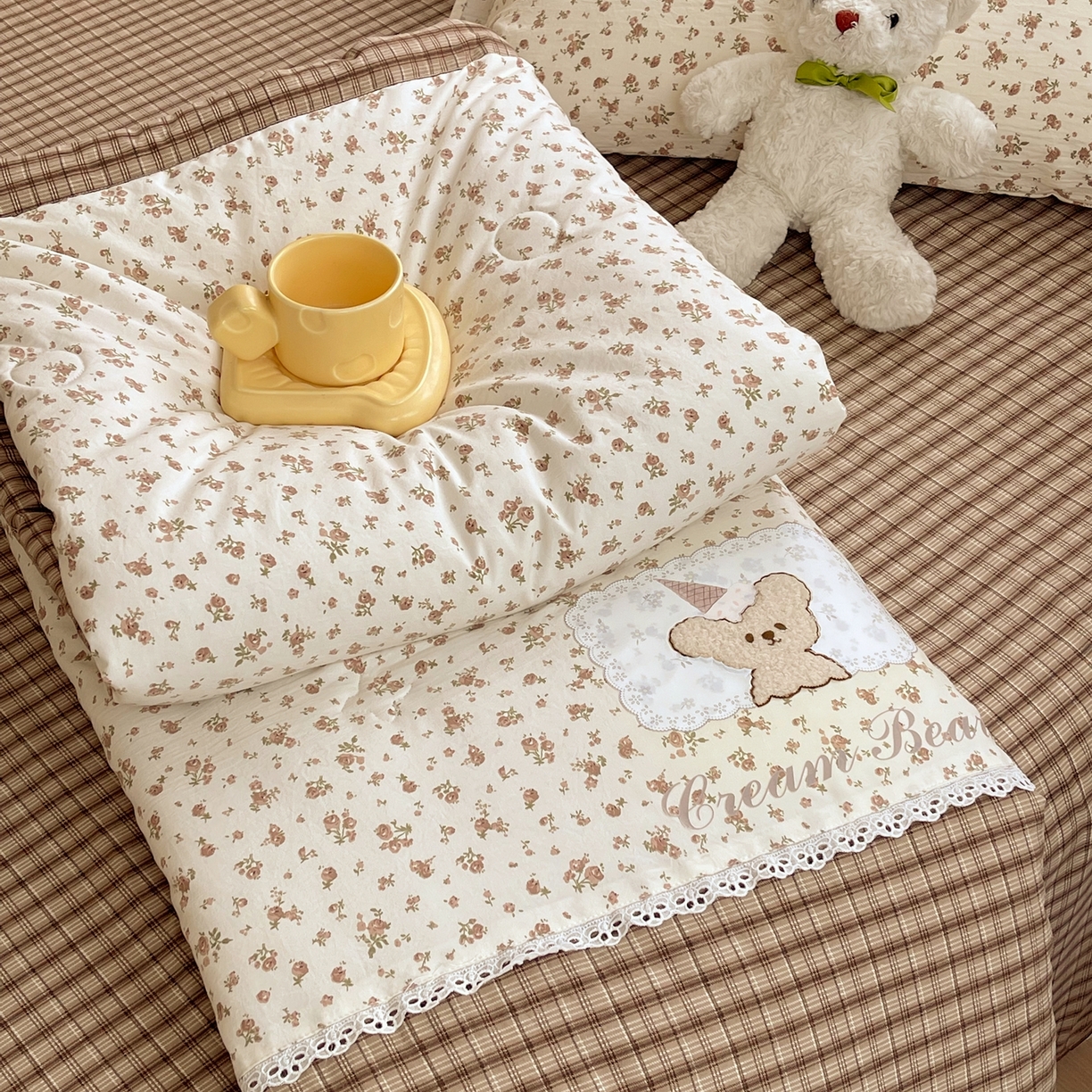 91家纺网 家纺一手货源 找家纺 梵克保罗 2026春夏新款10A抗菌全棉花边双拼云朵棉单夏被夏被夏凉被空调被四件套 双拼咖格-玫瑰小熊