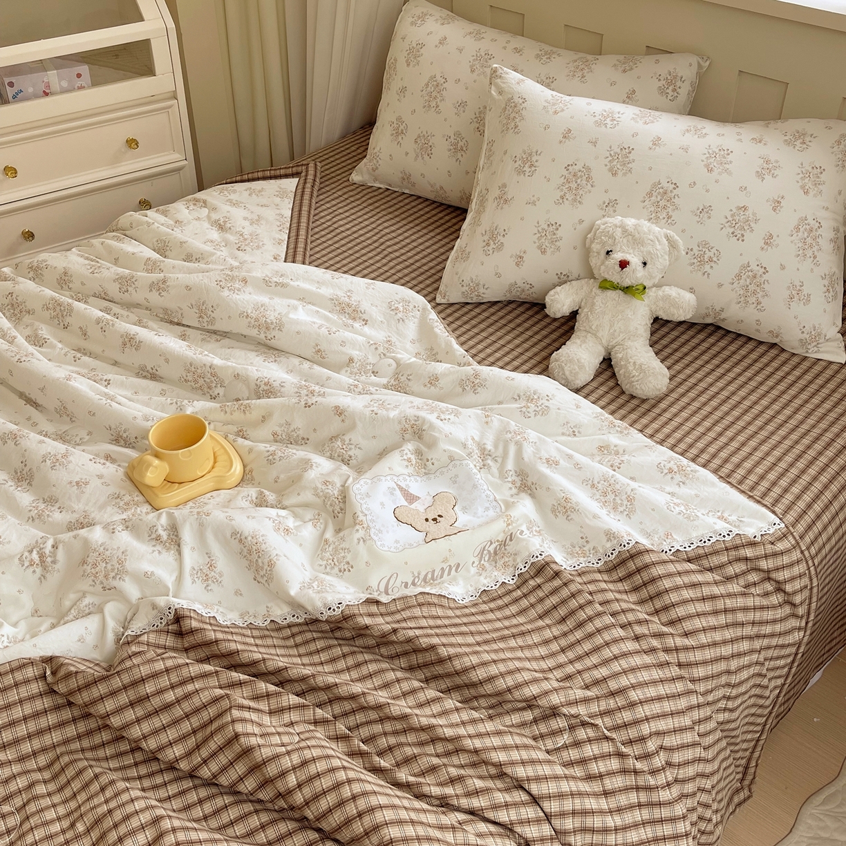 91家纺网 家纺一手货源 找家纺 梵克保罗 2026春夏新款10A抗菌全棉花边双拼云朵棉单夏被夏被夏凉被空调被四件套 双拼咖格-花田小熊