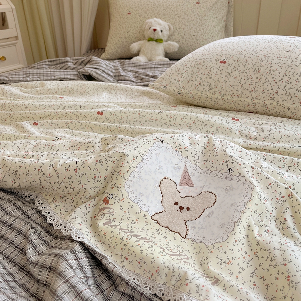 91家纺网 家纺一手货源 找家纺 梵克保罗 2026春夏新款10A抗菌全棉花边双拼云朵棉单夏被夏被夏凉被空调被四件套 双拼灰格-碎花小樱桃