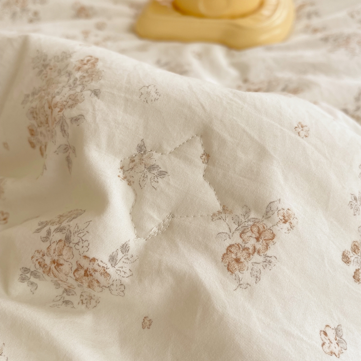 91家纺网 家纺一手货源 找家纺 梵克保罗 2026春夏新款10A抗菌全棉花边双拼云朵棉单夏被夏被夏凉被空调被四件套 双拼咖格-花田小熊