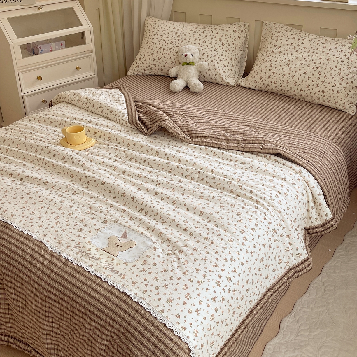 91家纺网 家纺一手货源 找家纺 梵克保罗 2026春夏新款10A抗菌全棉花边双拼云朵棉单夏被夏被夏凉被空调被四件套 双拼咖格-玫瑰小熊