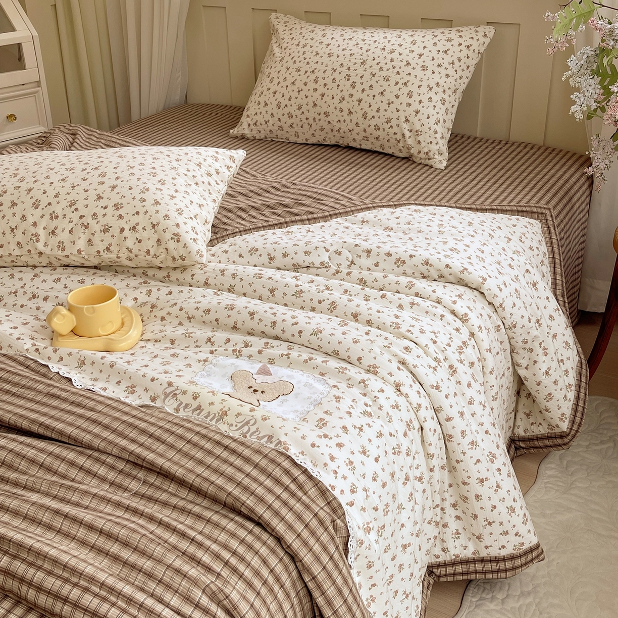 91家纺网 家纺一手货源 找家纺 梵克保罗 2026春夏新款10A抗菌全棉花边双拼云朵棉单夏被夏被夏凉被空调被四件套 双拼咖格-玫瑰小熊