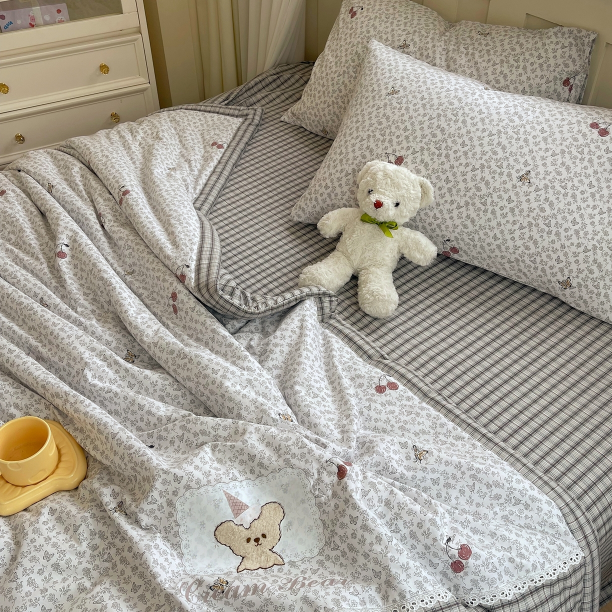 91家纺网 家纺一手货源 找家纺 梵克保罗 2026春夏新款10A抗菌全棉花边双拼云朵棉单夏被夏被夏凉被空调被四件套 双拼灰格-蝴蝶花卉