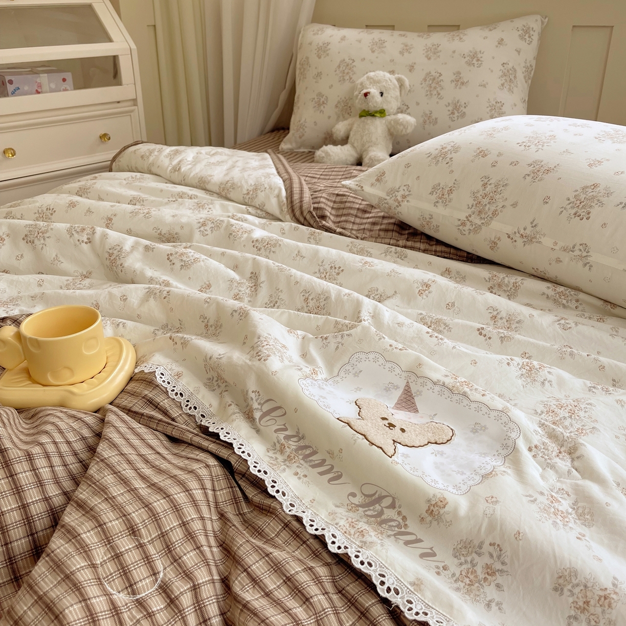 91家纺网 家纺一手货源 找家纺 梵克保罗 2026春夏新款10A抗菌全棉花边双拼云朵棉单夏被夏被夏凉被空调被四件套 双拼咖格-花田小熊