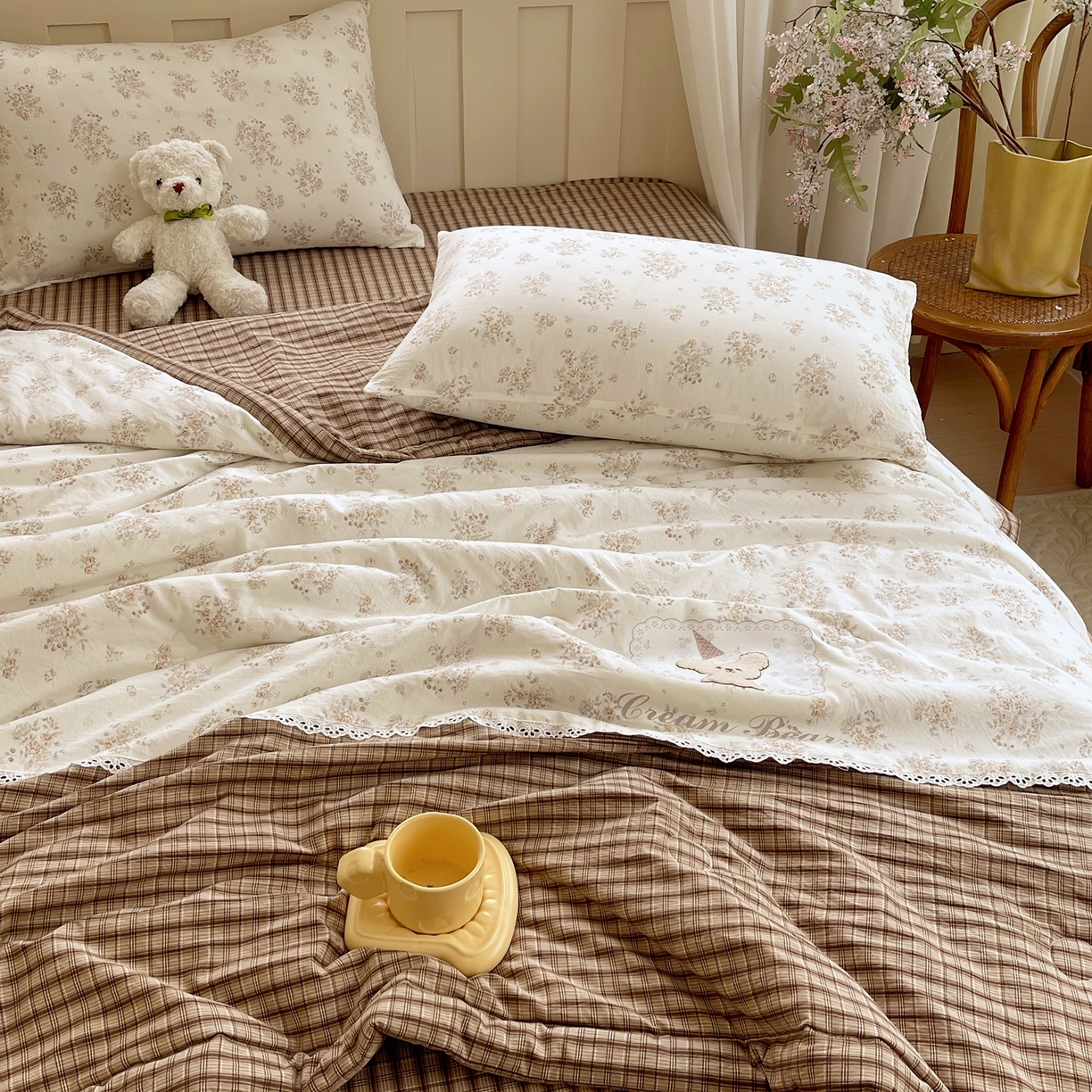 91家纺网 家纺一手货源 找家纺 梵克保罗 2026春夏新款10A抗菌全棉花边双拼云朵棉单夏被夏被夏凉被空调被四件套 双拼咖格-花田小熊